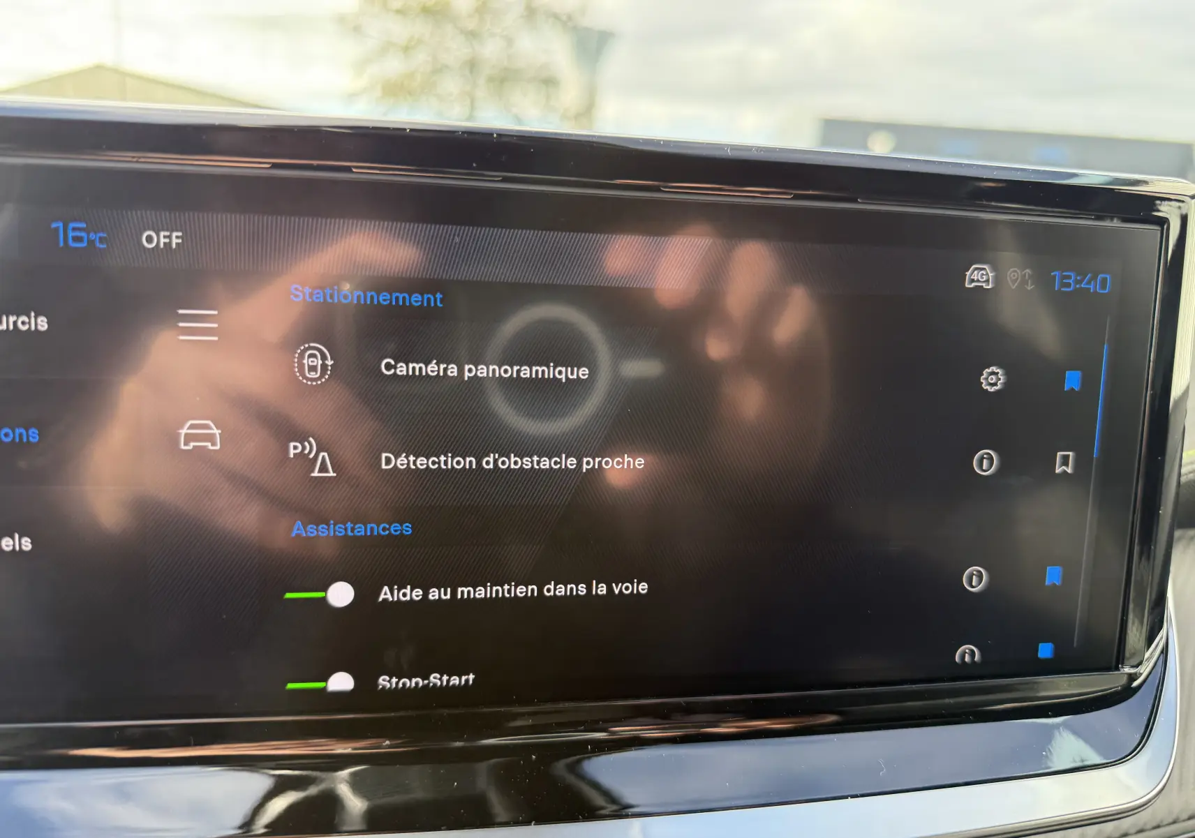 Écran tactile intérieur du Peugeot 2008 Hybrid 145ch GT 2025 affichant les options d'assistance à la conduite.