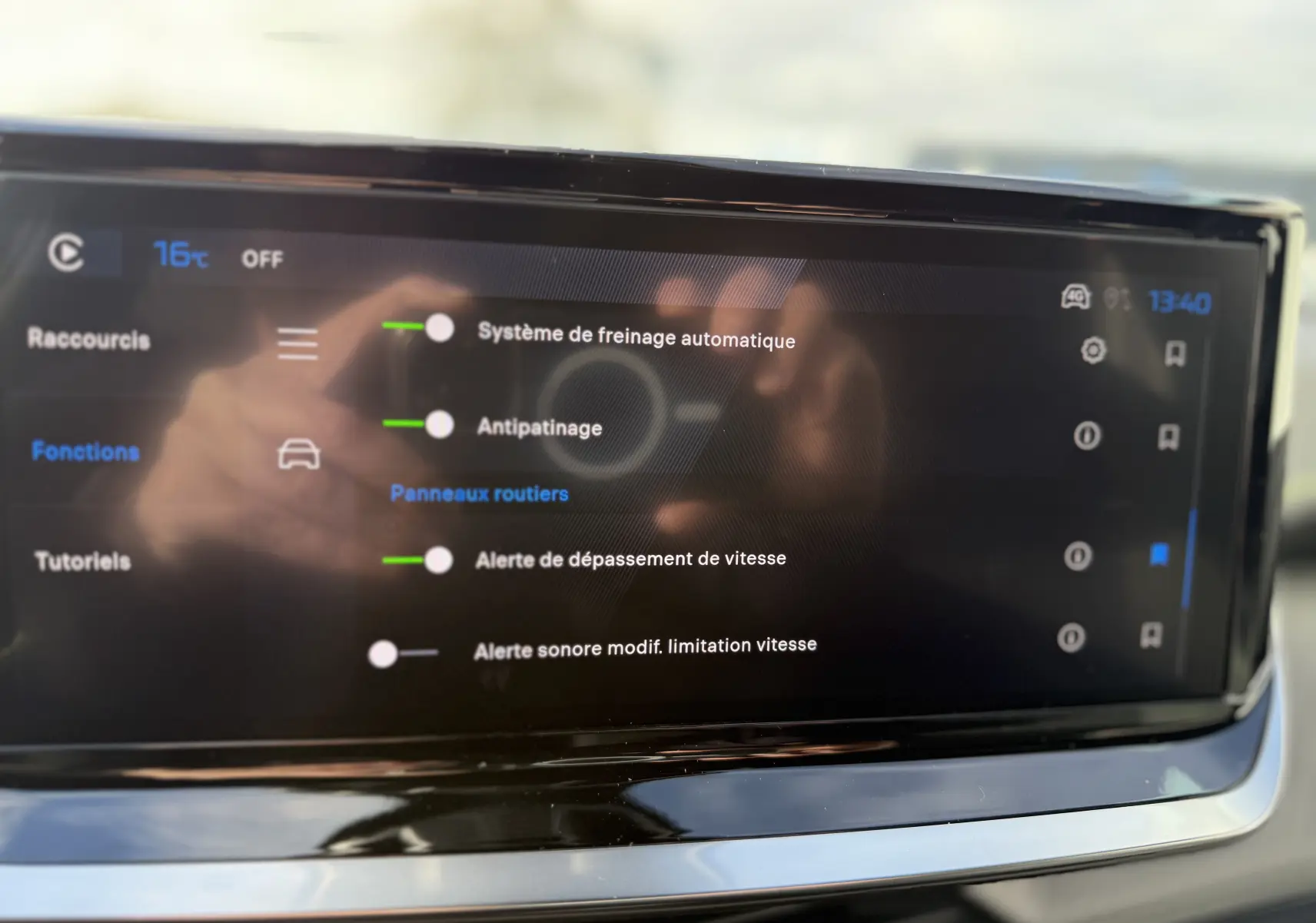 Écran tactile intérieur du Peugeot 2008 Hybrid 145ch GT, affichant les options d'aides à la conduite.