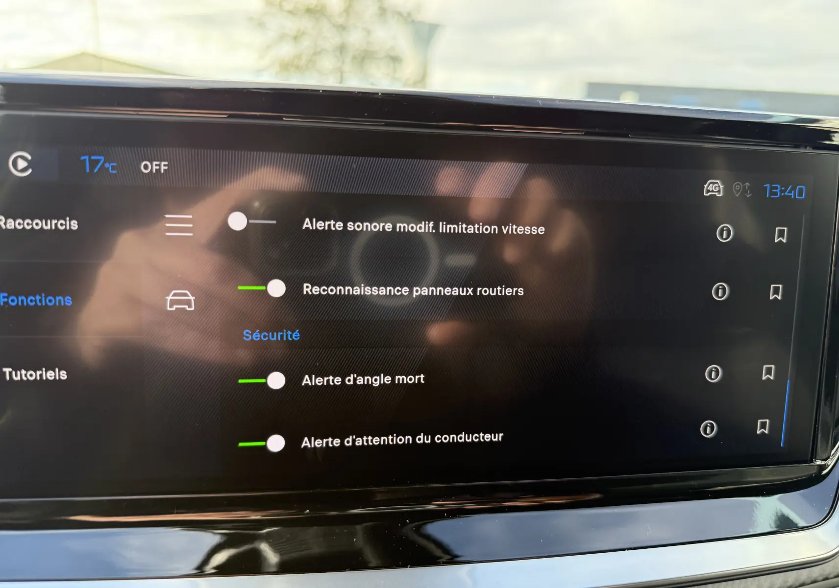 Écran tactile central du Peugeot 2008 Hybrid 145ch GT 2025 affichant les réglages d’alertes de sécurité.