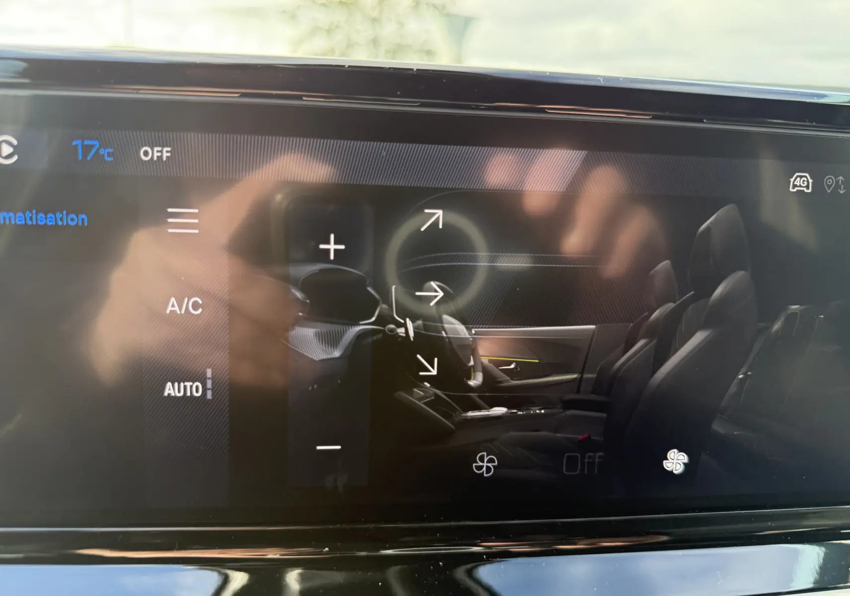 Vue latérale intérieure du Peugeot 2008 Hybrid 145ch GT 2025, montrant les sièges noirs et le tableau de bord moderne.