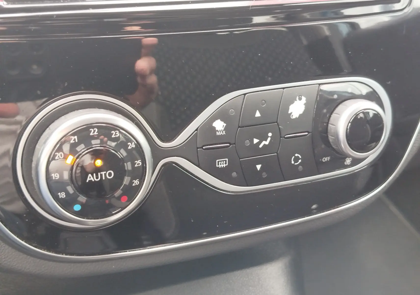 Gros plan sur la commande de climatisation automatique du Renault Captur 2018, avec réglage de température et boutons fonctionnels.