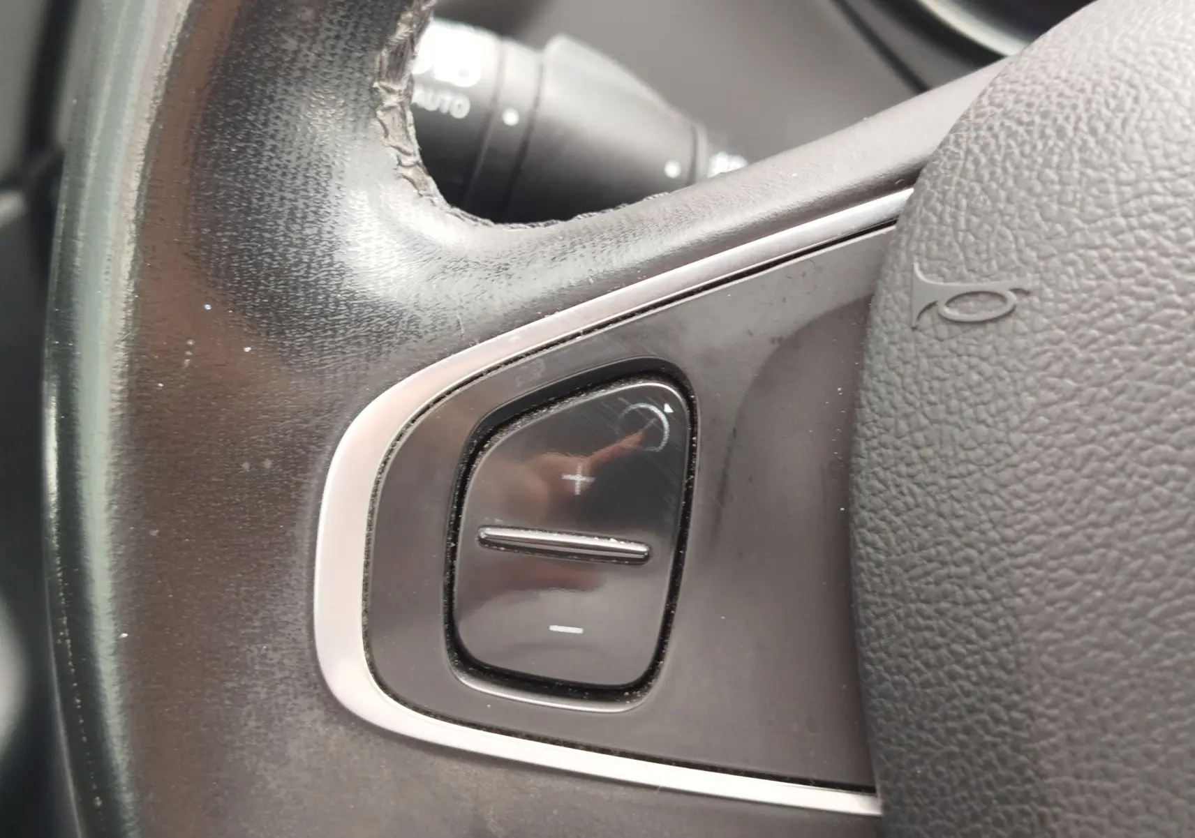 Gros plan sur les commandes de volume au volant en cuir noir du Renault Captur 2018, finition Intens.