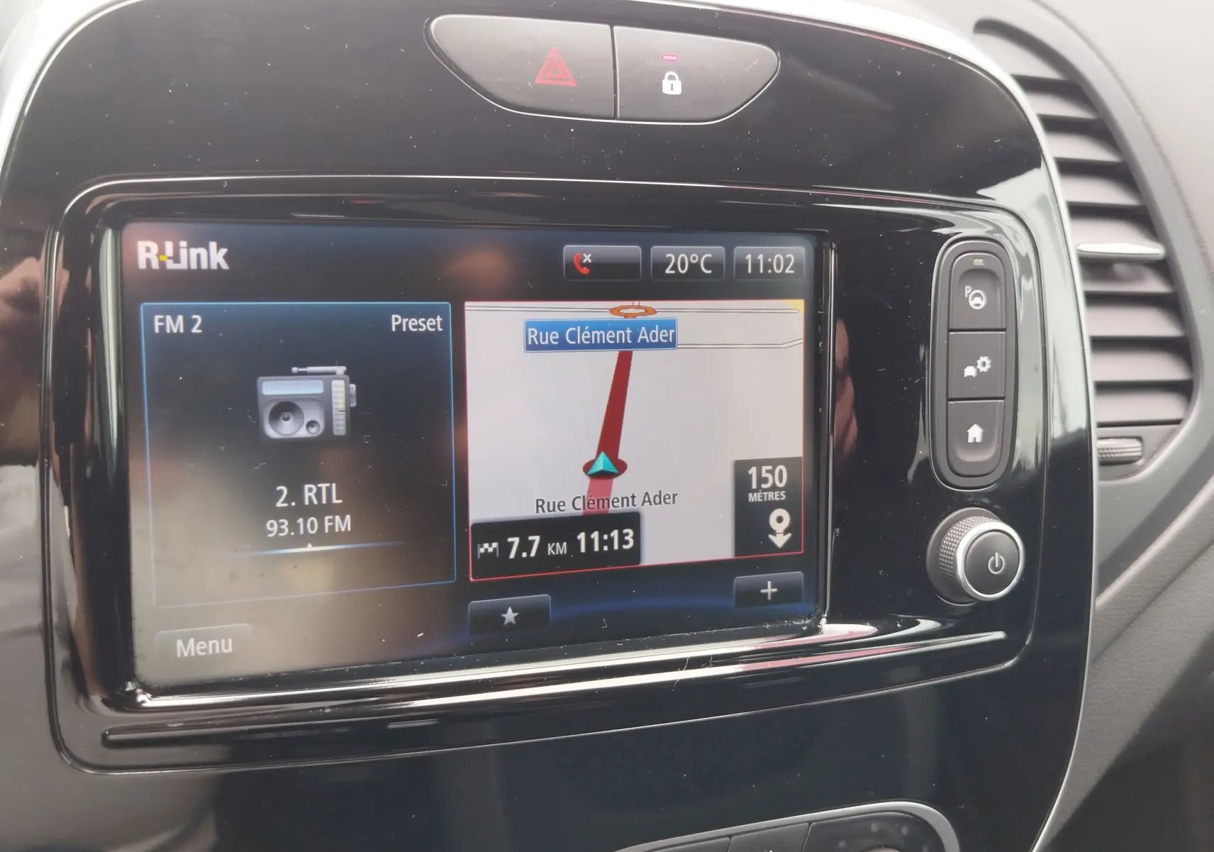 Gros plan sur l’écran tactile central R-Link du Renault Captur 2018, affichant navigation et radio FM.