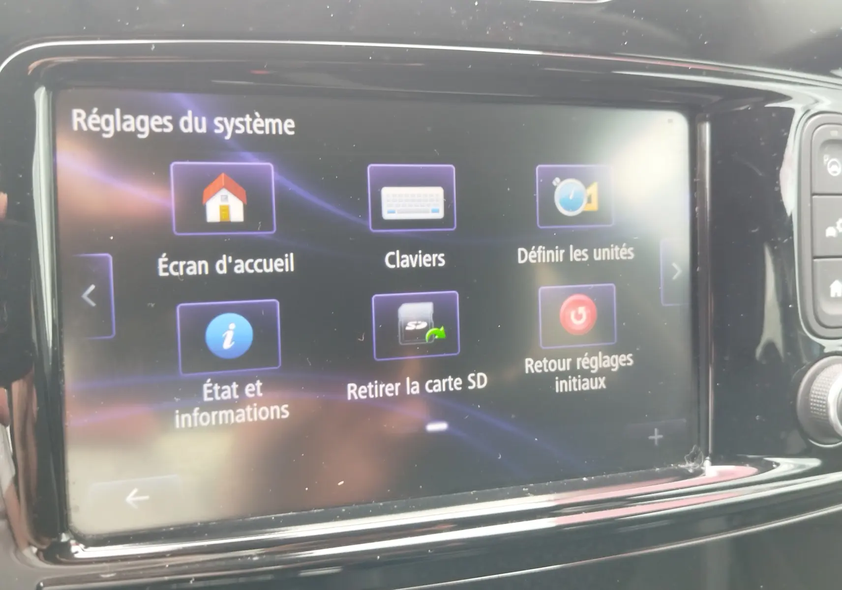 Écran tactile central du Renault Captur 2018 affichant les réglages système avec interface en français.