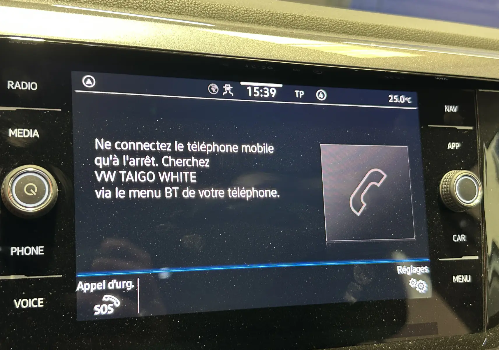 Écran tactile du système multimédia du Volkswagen Taigo blanc, affichant les instructions de connexion Bluetooth.