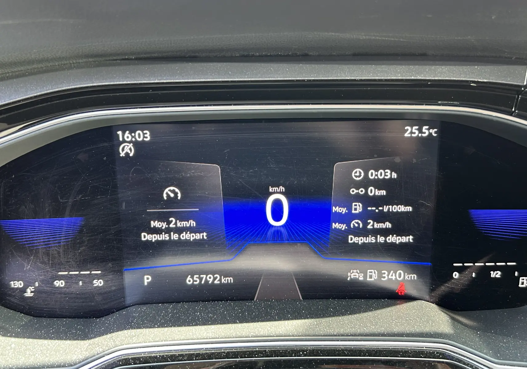 Tableau de bord numérique du Volkswagen Taigo TSI 110 DSG7 Style 2022 affichant vitesse zéro et 65 792 km au compteur