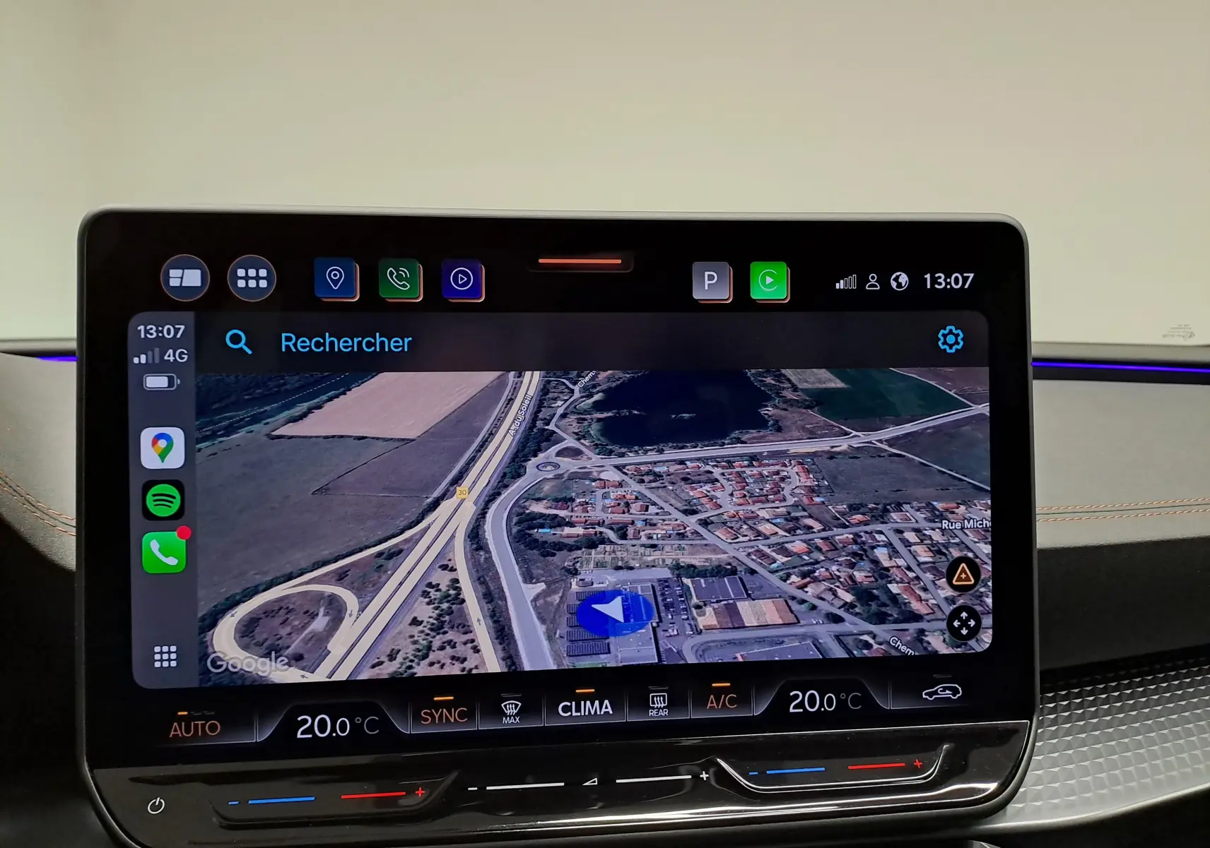 Écran central tactile affichant la navigation GPS dans l’habitacle d’une CUPRA LEON ST 2025.