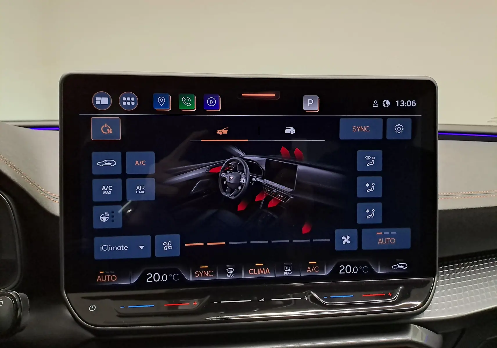 Écran tactile central affichant les réglages de climatisation et la vue intérieure du tableau de bord du CUPRA LEON ST.