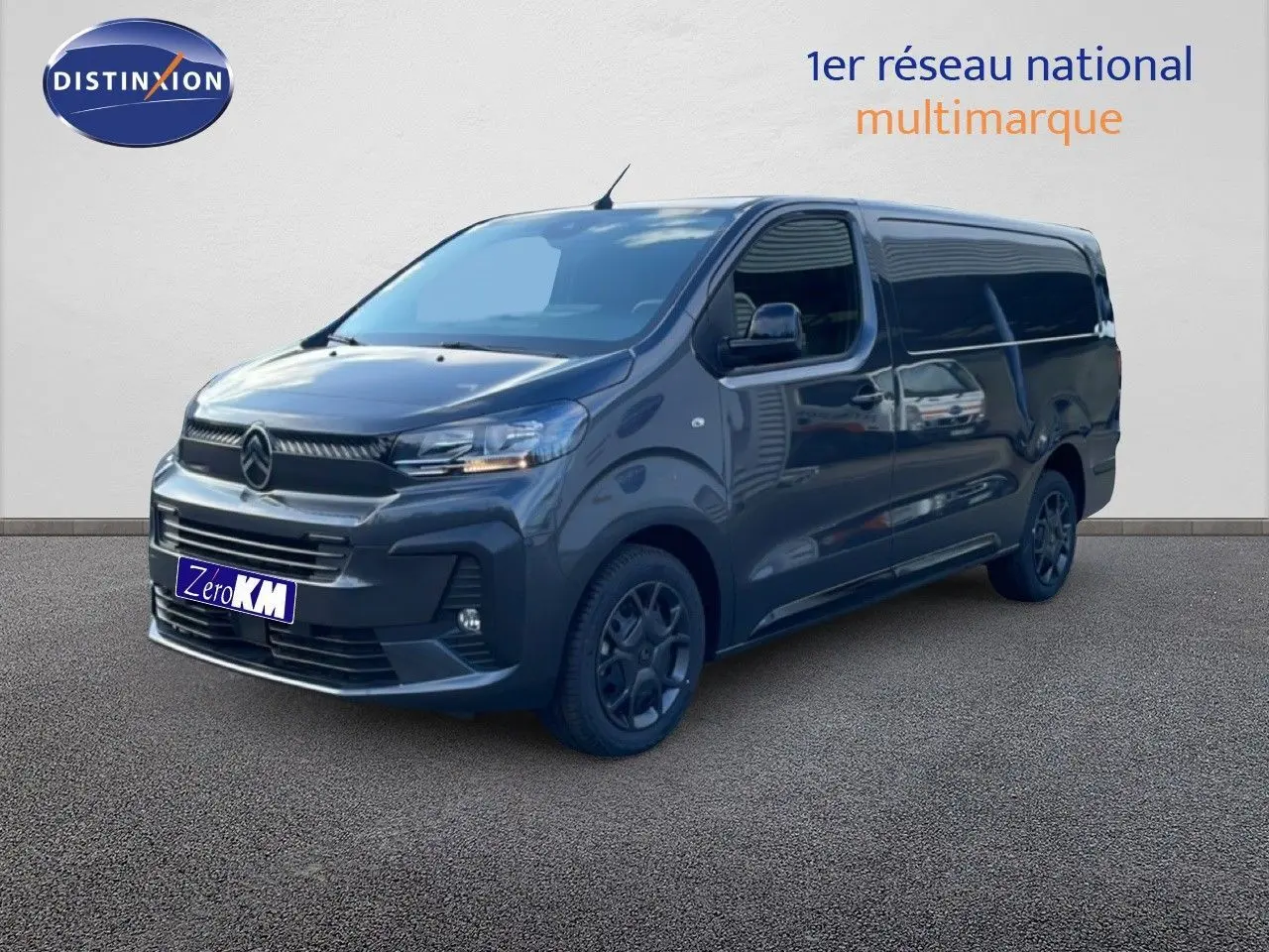 Vue 3/4 avant droit d’un Citroën Jumpy Van Long gris titane métal avec calandre noire et jantes foncées.