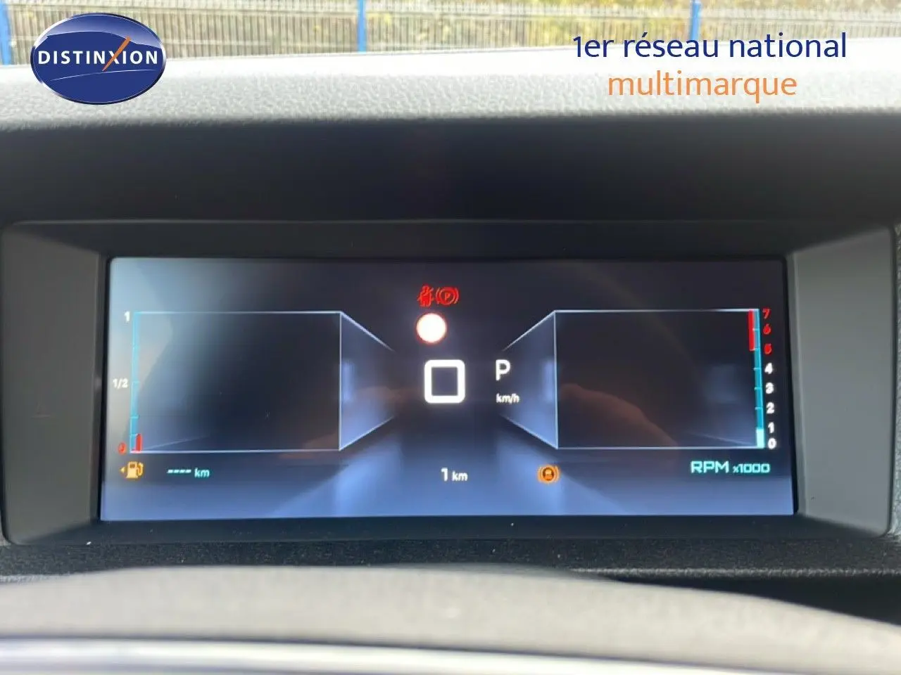 Affichage numérique du tableau de bord du Citroën Jumpy gris titane, montrant la vitesse à l'arrêt et le compte-tours.