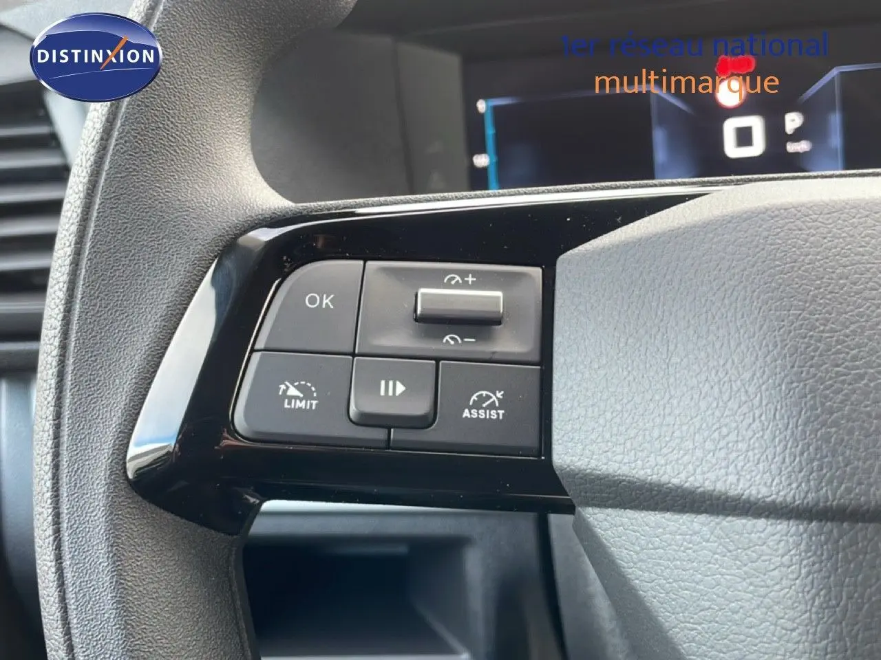 Gros plan sur les commandes au volant du Citroën Jumpy gris titane, avec boutons de limitation et assistance de vitesse.