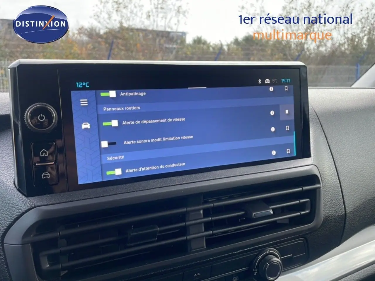 Vue intérieure du tableau de bord du Citroën Jumpy Van Long L3 gris titane, avec écran tactile central affichant les alertes de sécurité.