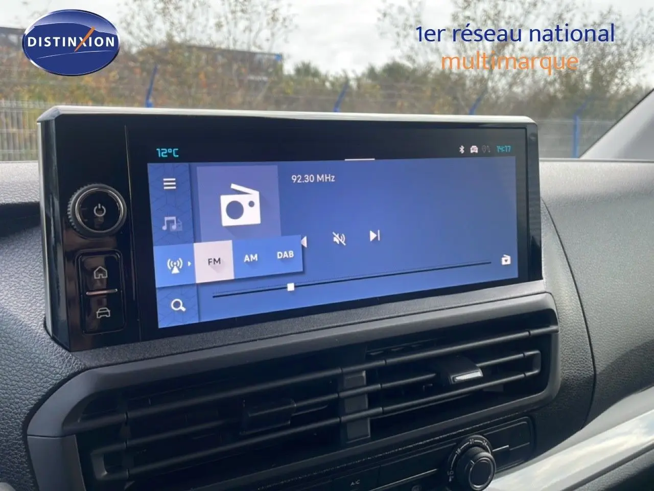 Écran tactile central du tableau de bord du Citroën Jumpy gris titane, avec affichage radio FM à 92,30 MHz.