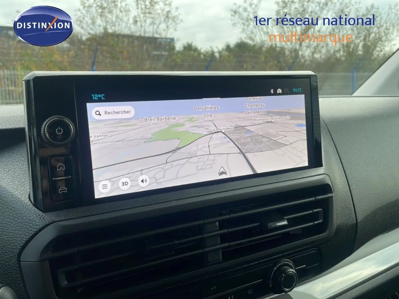 Écran tactile central avec navigation GPS dans l'habitacle du Citroën Jumpy gris titane, vue intérieure avant.
