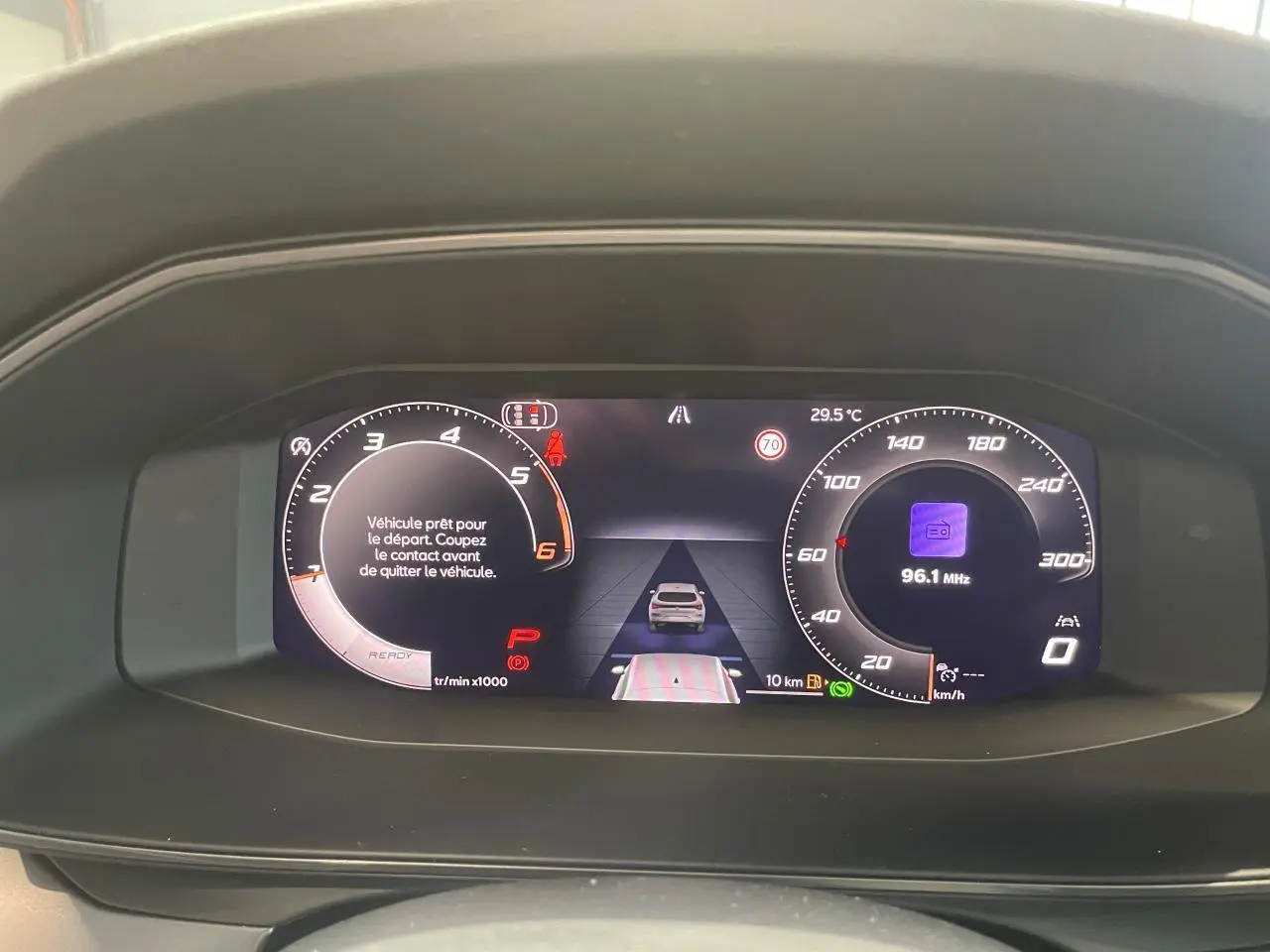 Combiné d'instruments digital de la CUPRA Leon 2026 affichant la vitesse, régime et alertes au tableau de bord.
