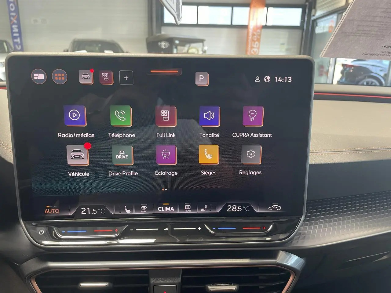 Écran tactile HD 12,9'' du système d'info-divertissement dans l'habitacle du CUPRA Leon gris, vue frontale rapprochée.