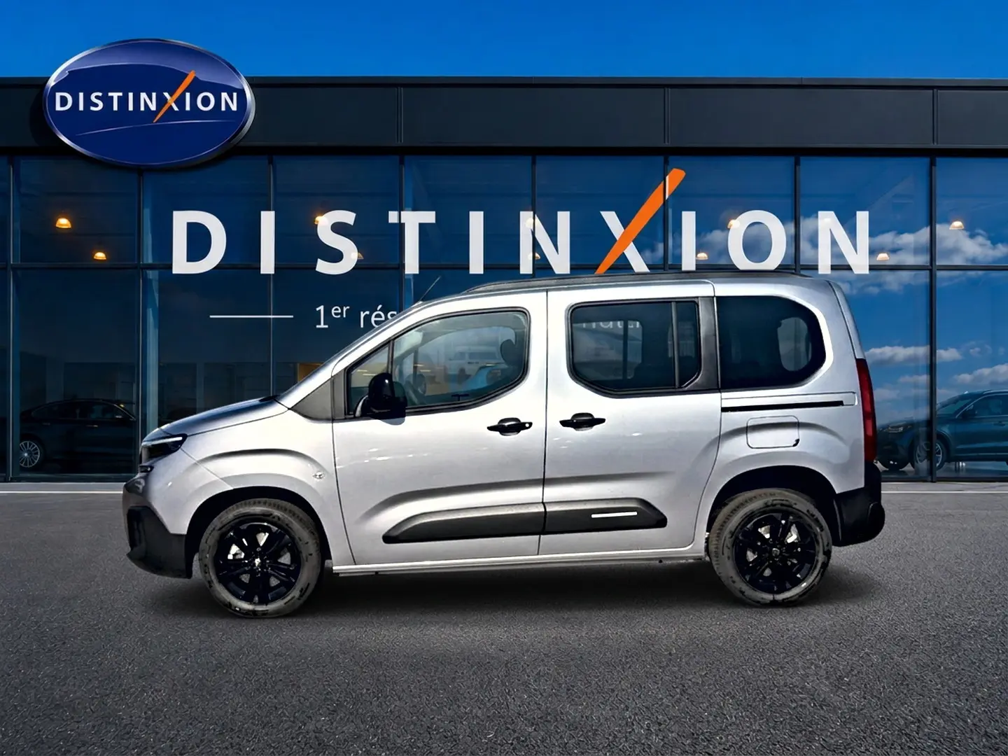 Profil droit du Citroën Berlingo Steel Grey 2026 avec jantes noires et barres de toit visibles.