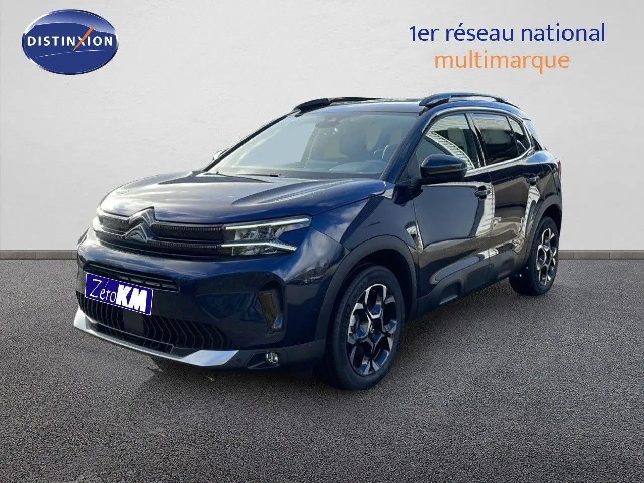 Citroën C5 Aircross bleu Eclipse métal en 3/4 avant droit, SUV avec jantes bicolores et barres de toit noires.