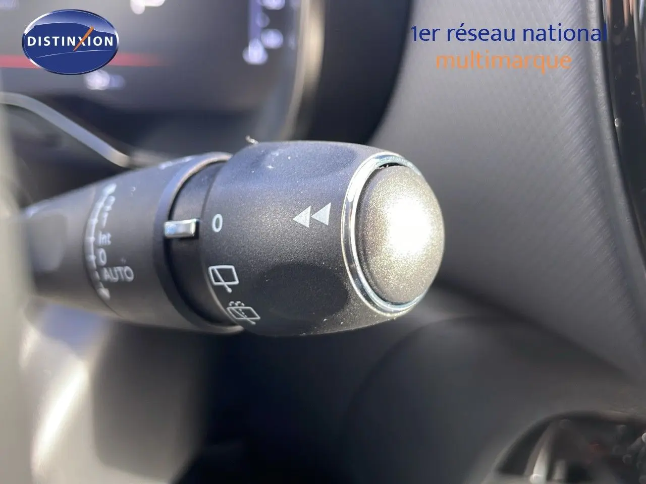 Gros plan sur la commande d’essuie-glace du CITROEN C5 AIRCROSS 2025 bleu Eclipse Metal, intérieur noir.