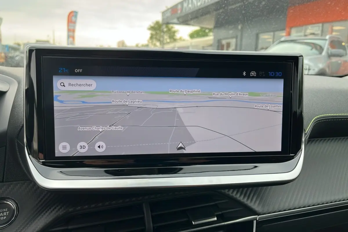 Peugeot 2008 Hybrid 145 GT Vision blanc okénite, vue 3/4 avant avec toit noir et détails modernes visibles.