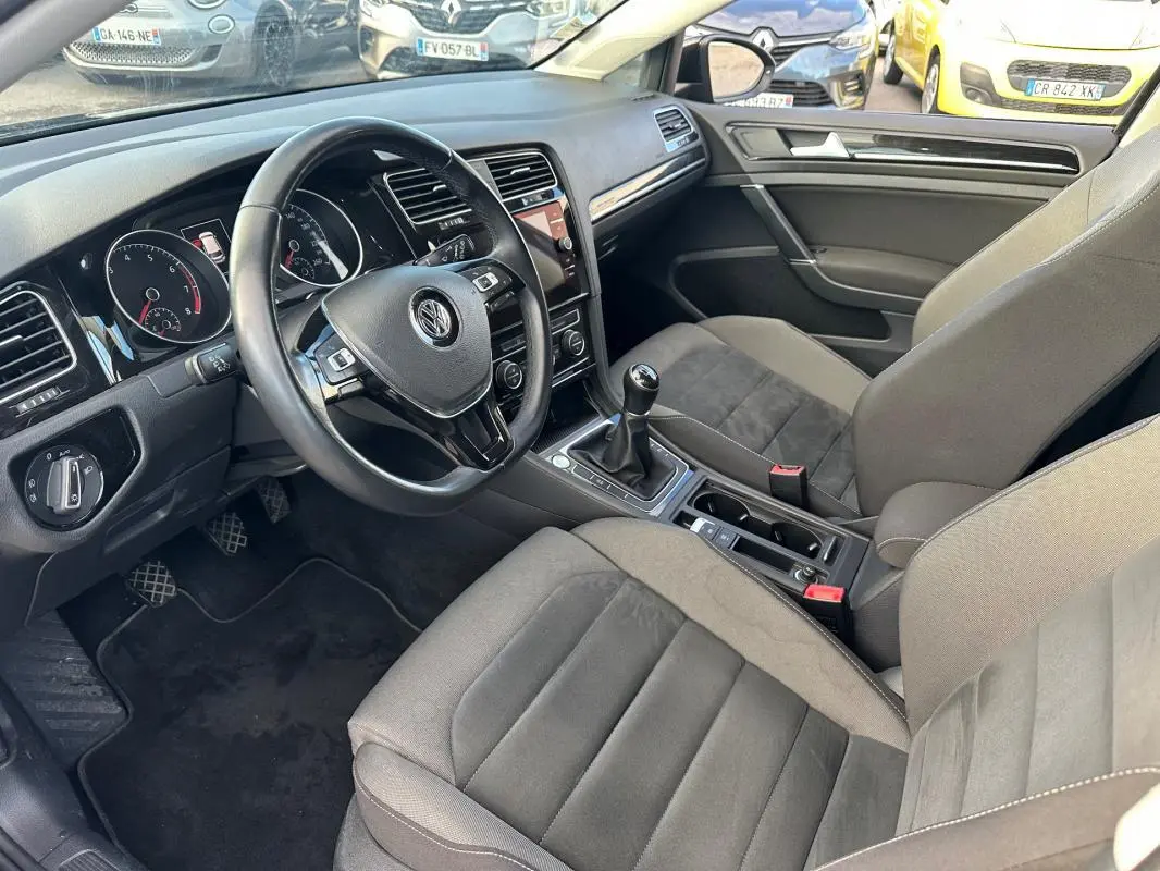 Intérieur de la Volkswagen Golf 1.5 TSI 2018 vu côté conducteur, avec volant multifonctions et boîte manuelle.
