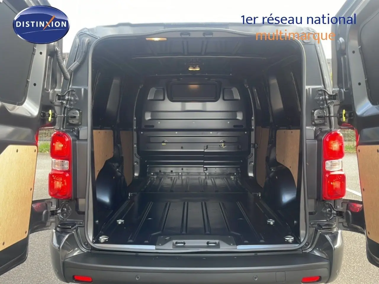 Vue arrière du Citroën Jumpy gris titane avec portes ouvertes montrant l’espace de chargement vide et protégé.