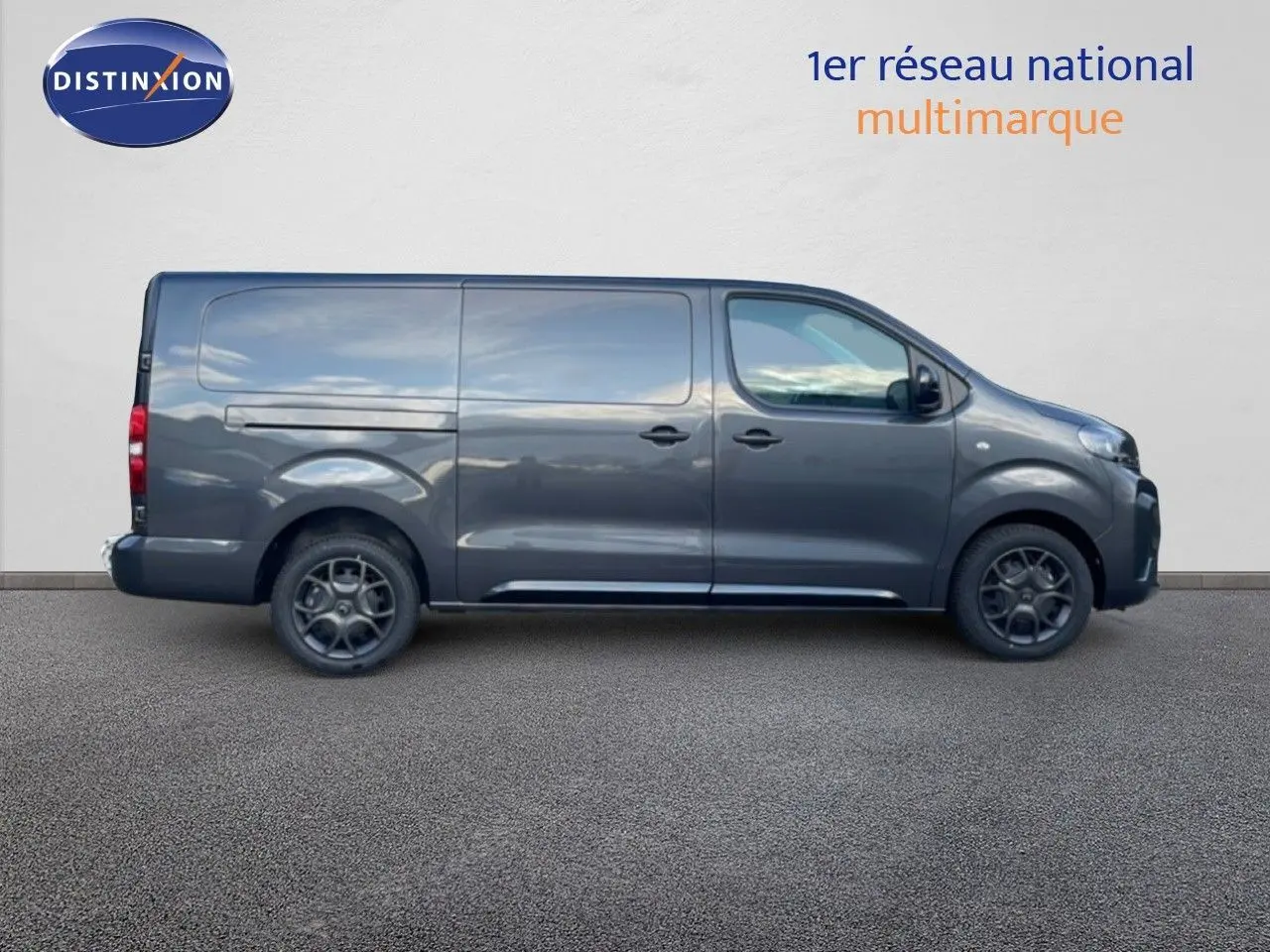 Profil droit d’un Citroën Jumpy Van Long gris titane métallisé, avec portes latérales coulissantes et jantes foncées.