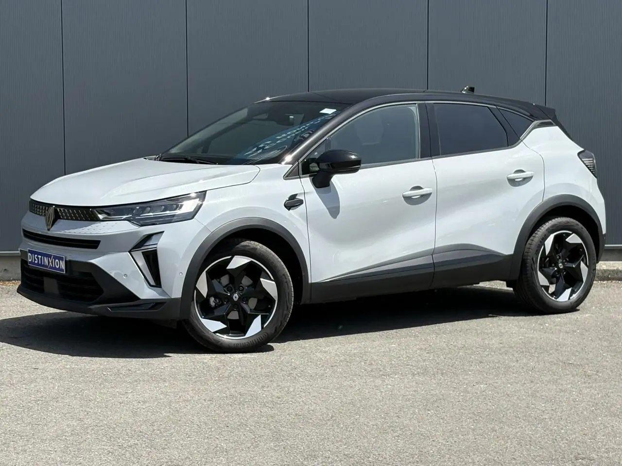 Renault Captur TCE 90 Techno gris Rafale vu de profil droit, toit noir étoilé et jantes noires distinctives.