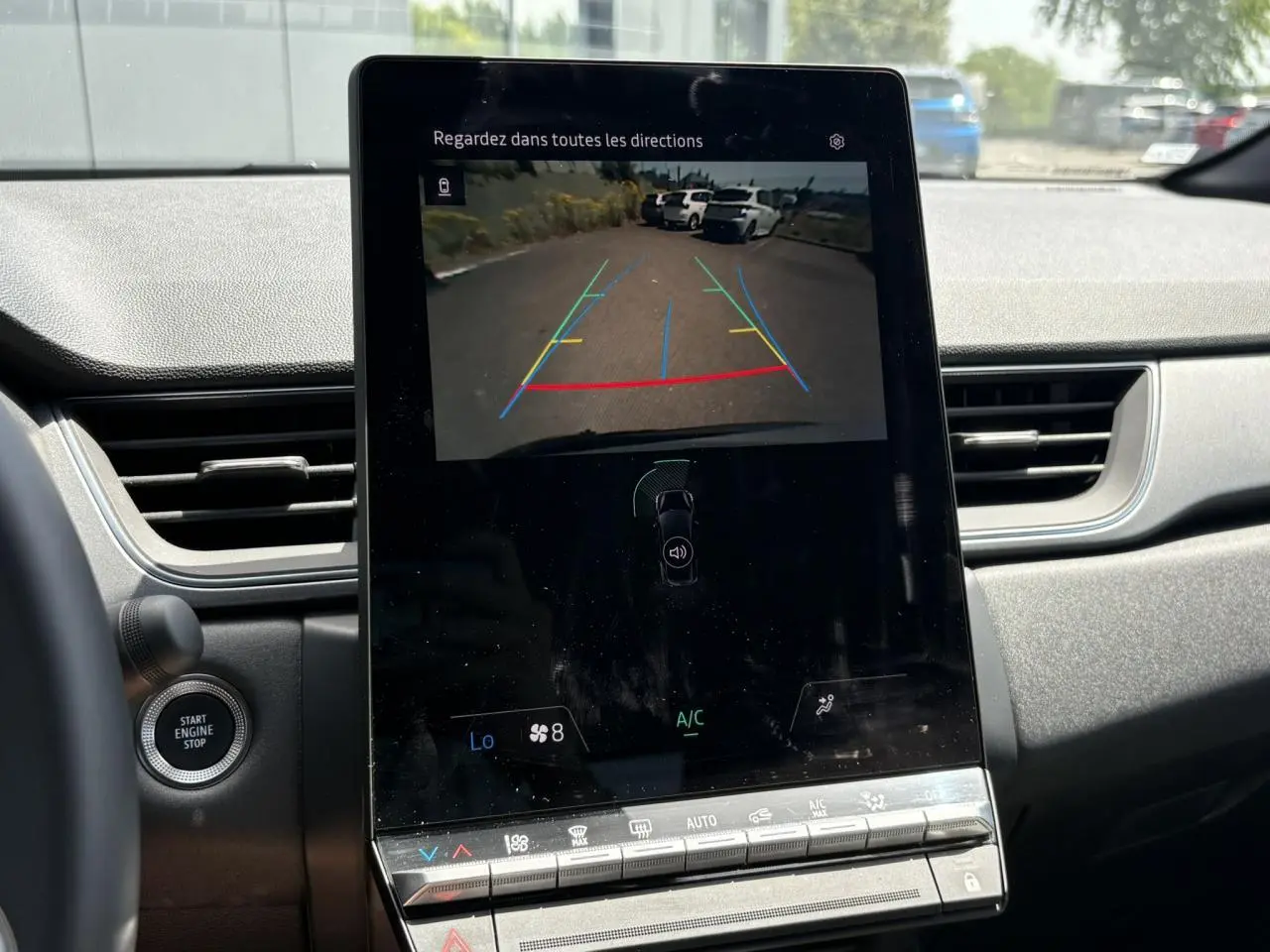 Écran central tactile affichant la caméra de recul du Renault Captur TCE 90 Techno, intérieur gris et noir visible.