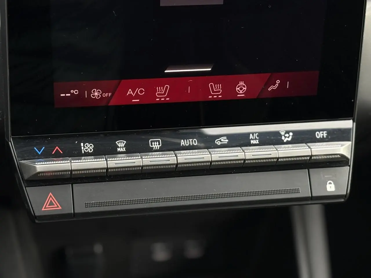 Gros plan sur la console centrale tactile et les commandes climatisation du Renault SYMBIOZ noir étoilé.
