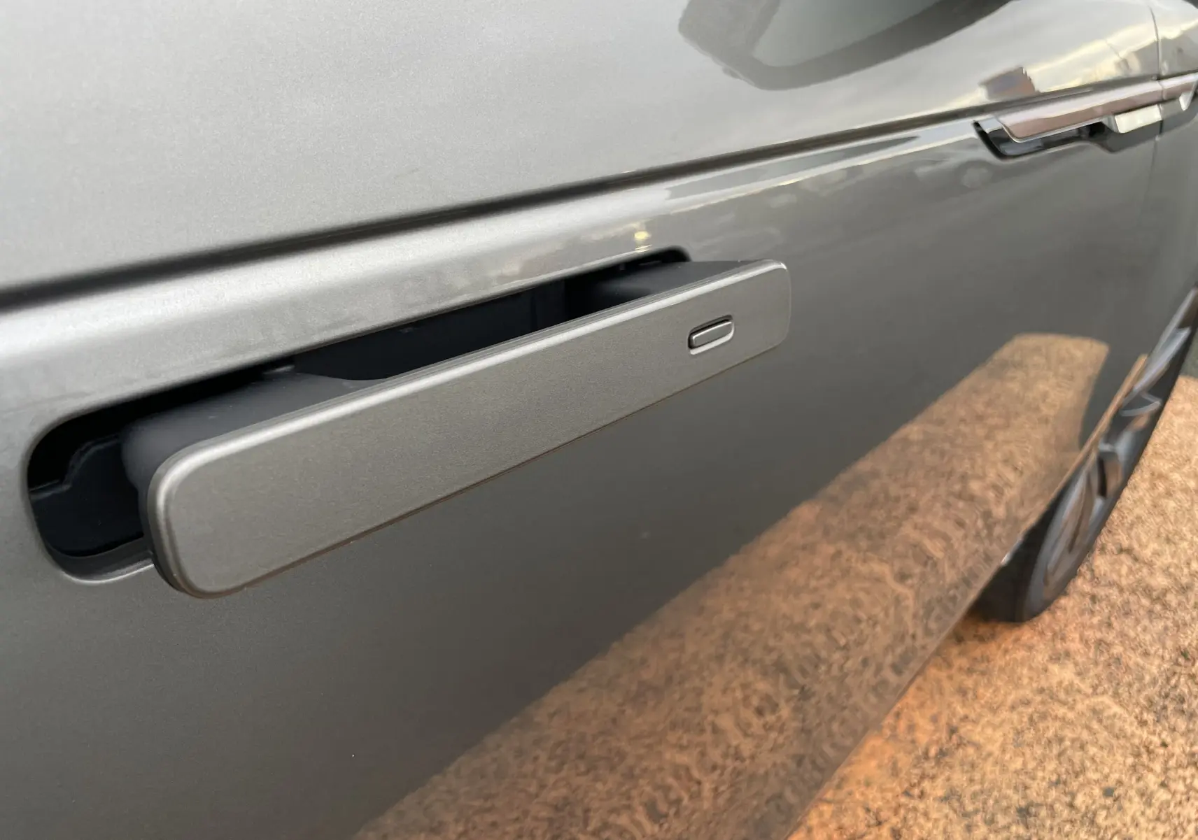 Poignée de porte rétractable du Range Rover Velar D300 en Silicon Silver, vue côté droit en gros plan.