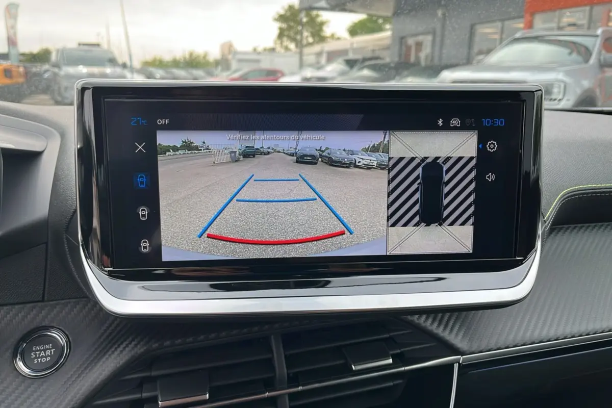 Écran central du Peugeot 2008 Hybrid 145 GT Vision 2025 montrant la caméra de recul et l'affichage 360° du véhicule.