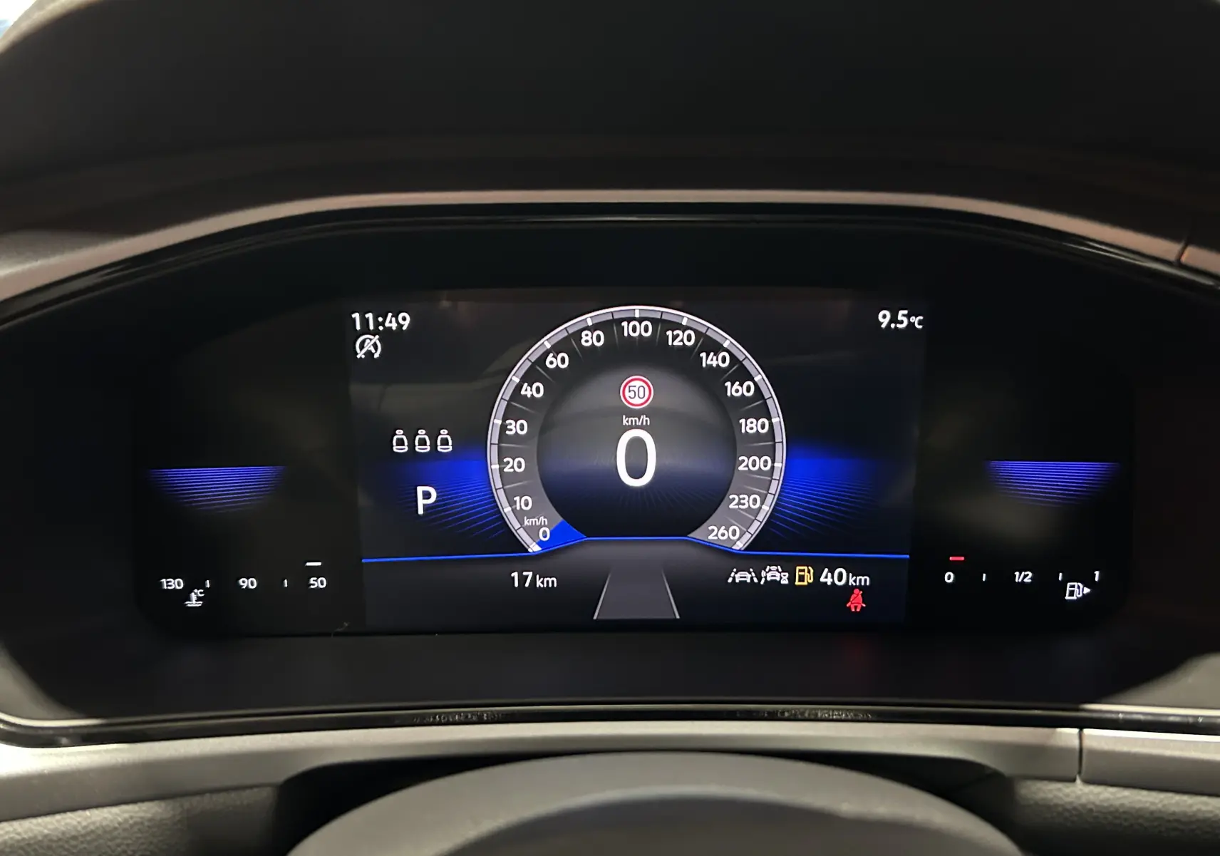 Vue rapprochée du tableau de bord numérique du Volkswagen T-Roc 2025, affichage digital clair avec vitesse à 0 km/h.