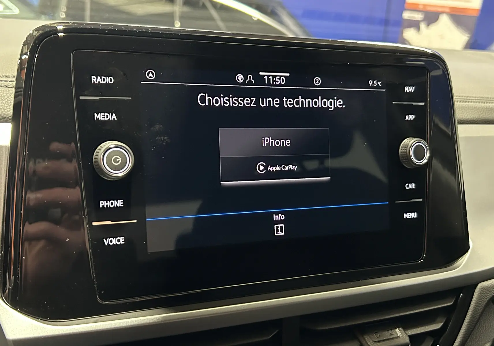 Écran tactile central du Volkswagen T-Roc 2025 affichant le menu de connexion Apple CarPlay, intérieur noir.