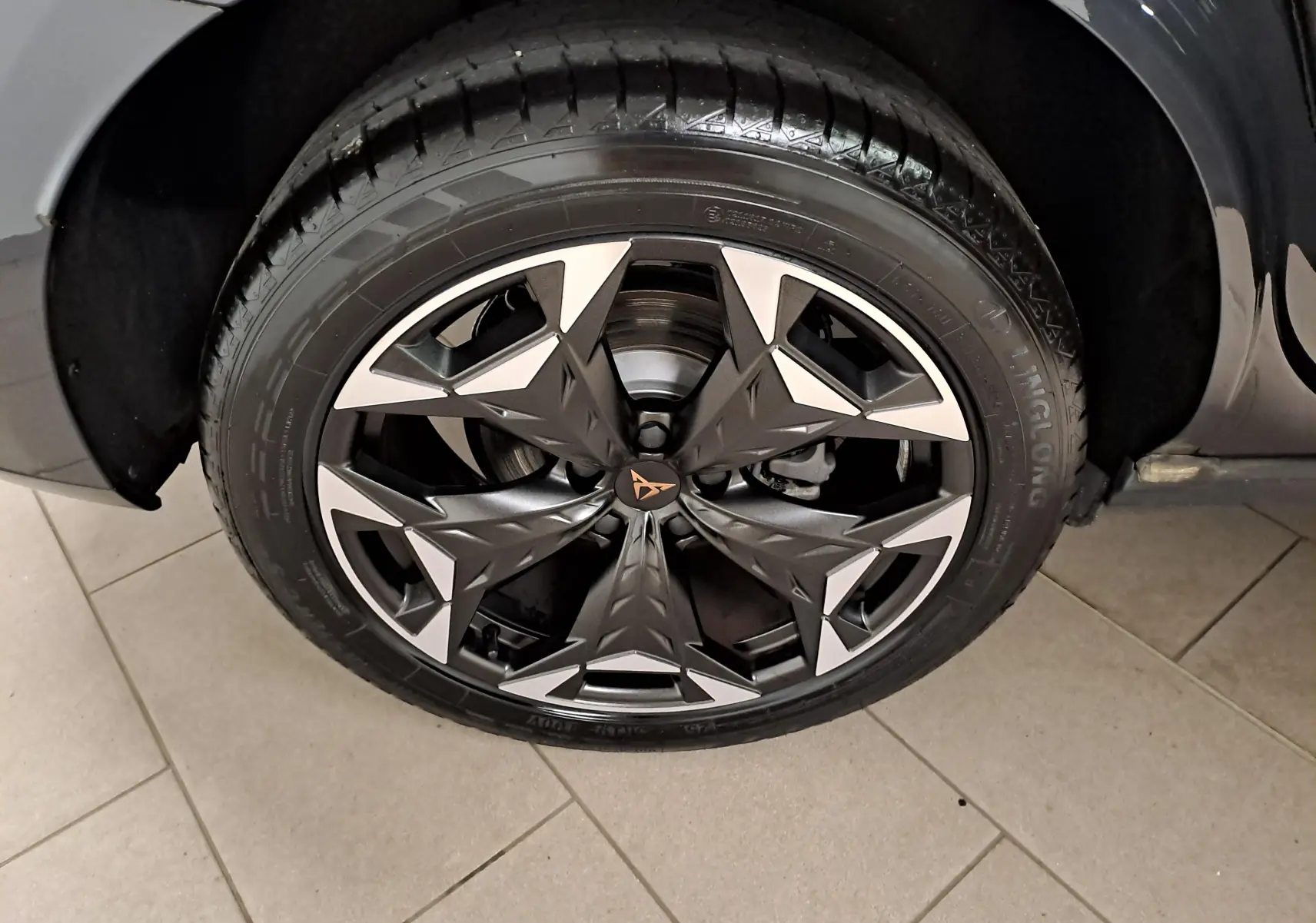 Gros plan sur la jante 19'' Cosmic usinée du CUPRA TERRAMAR gris Timanfaya, mettant en valeur son design anguleux et moderne.