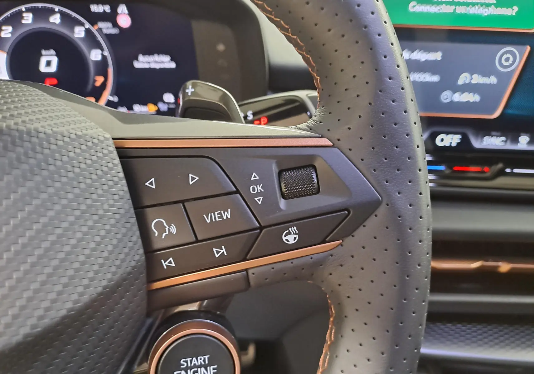 Gros plan sur le volant perforé avec commandes multifonctions et bouton start engine du CUPRA TERRAMAR 2025.