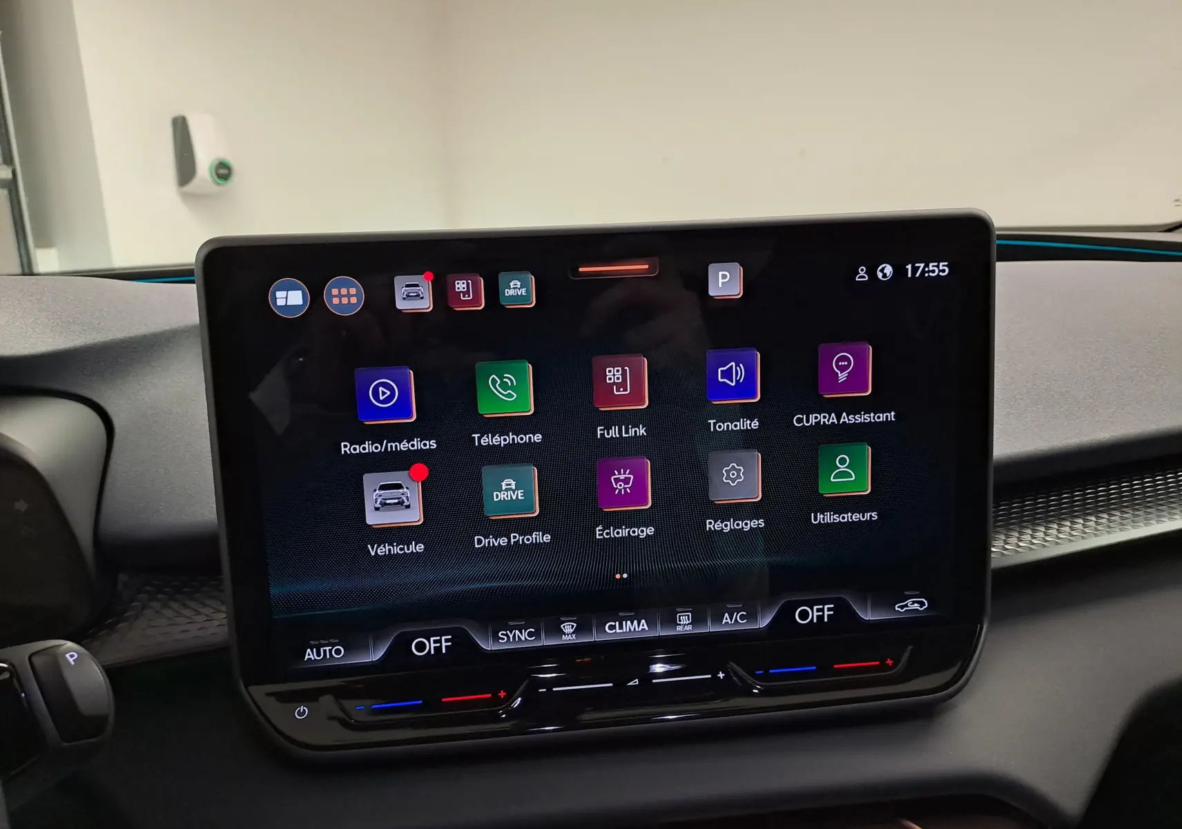 Vue intérieure centrée sur l'écran tactile du tableau de bord du CUPRA TERRAMAR 2025 avec interface en français.