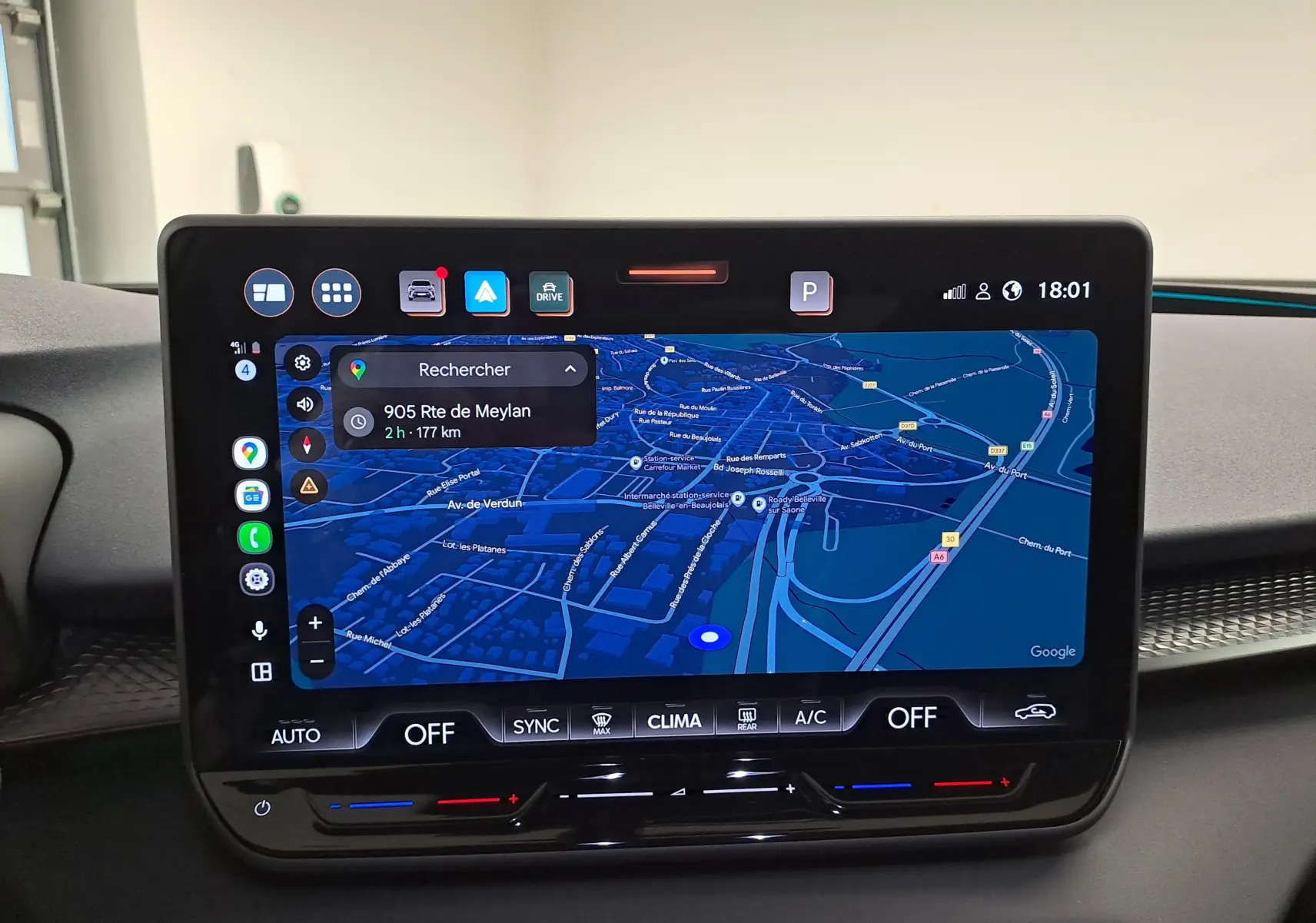 Écran tactile central du tableau de bord du CUPRA TERRAMAR affichant la navigation en mode nuit.