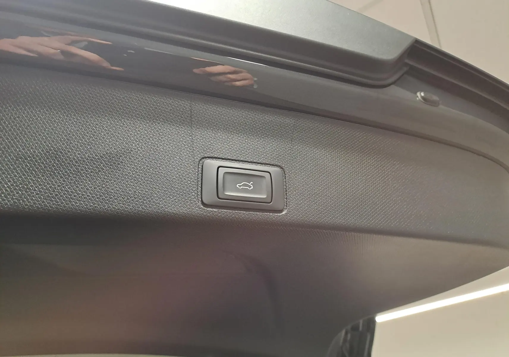 Bouton d'ouverture électrique du coffre sur la partie intérieure de la porte arrière du CUPRA TERRAMAR 2025.