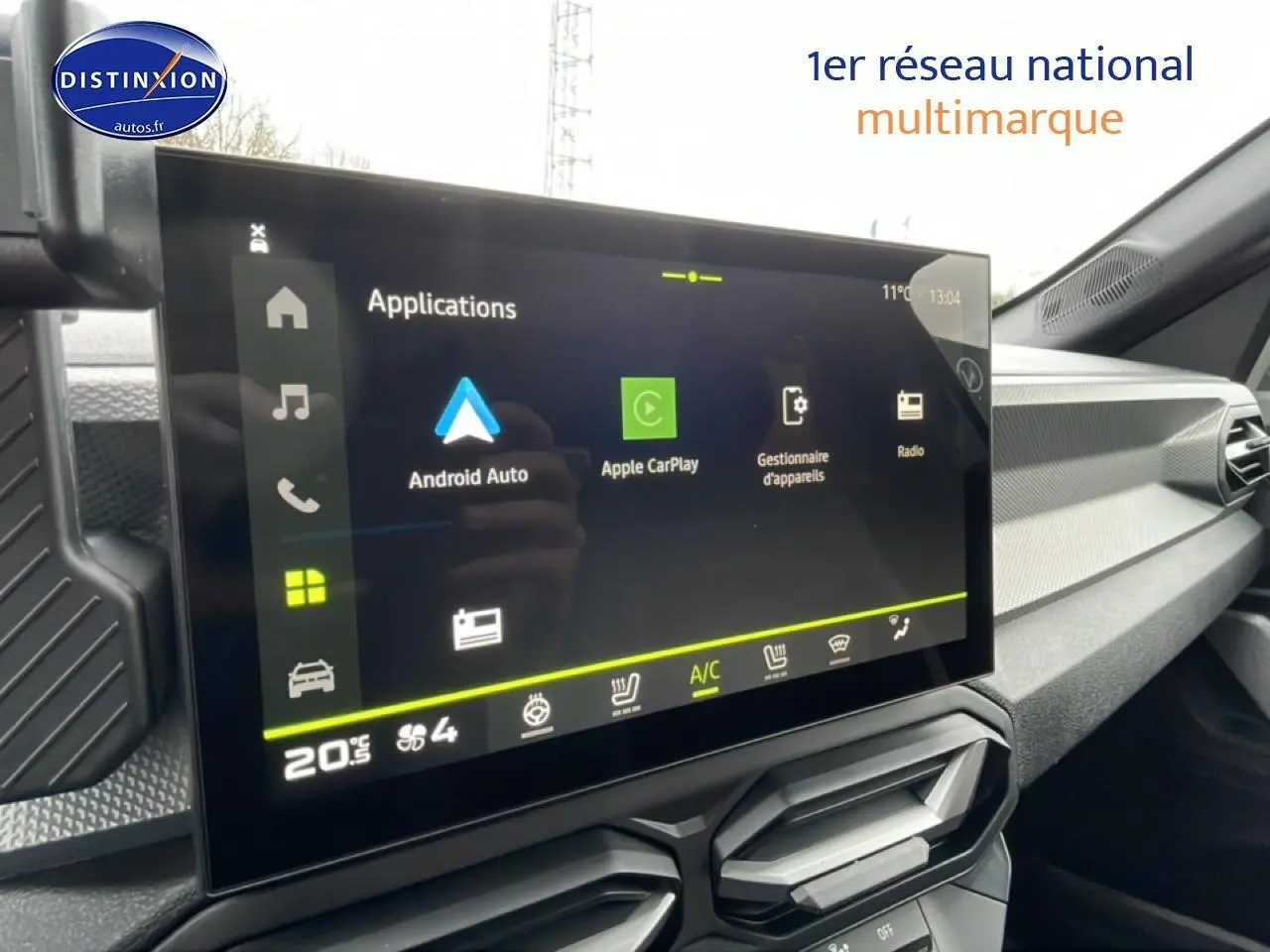 Écran tactile central du tableau de bord du Dacia Duster 2026, vue intérieure côté passager.