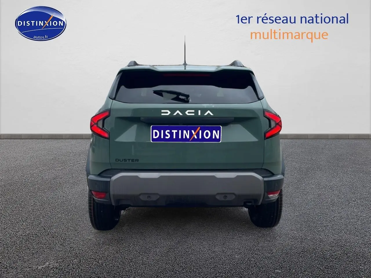 Vue arrière d'un Dacia Duster vert kaki 2026 avec feux LED et barres de toit visibles sur fond neutre.