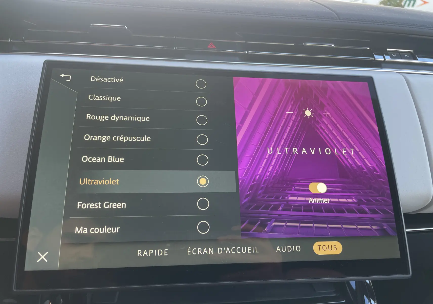 Écran tactile intérieur du Range Rover Sport P440 HSE R-Dynamic 2023 affichant le choix de couleur d'ambiance "Ultraviolet".