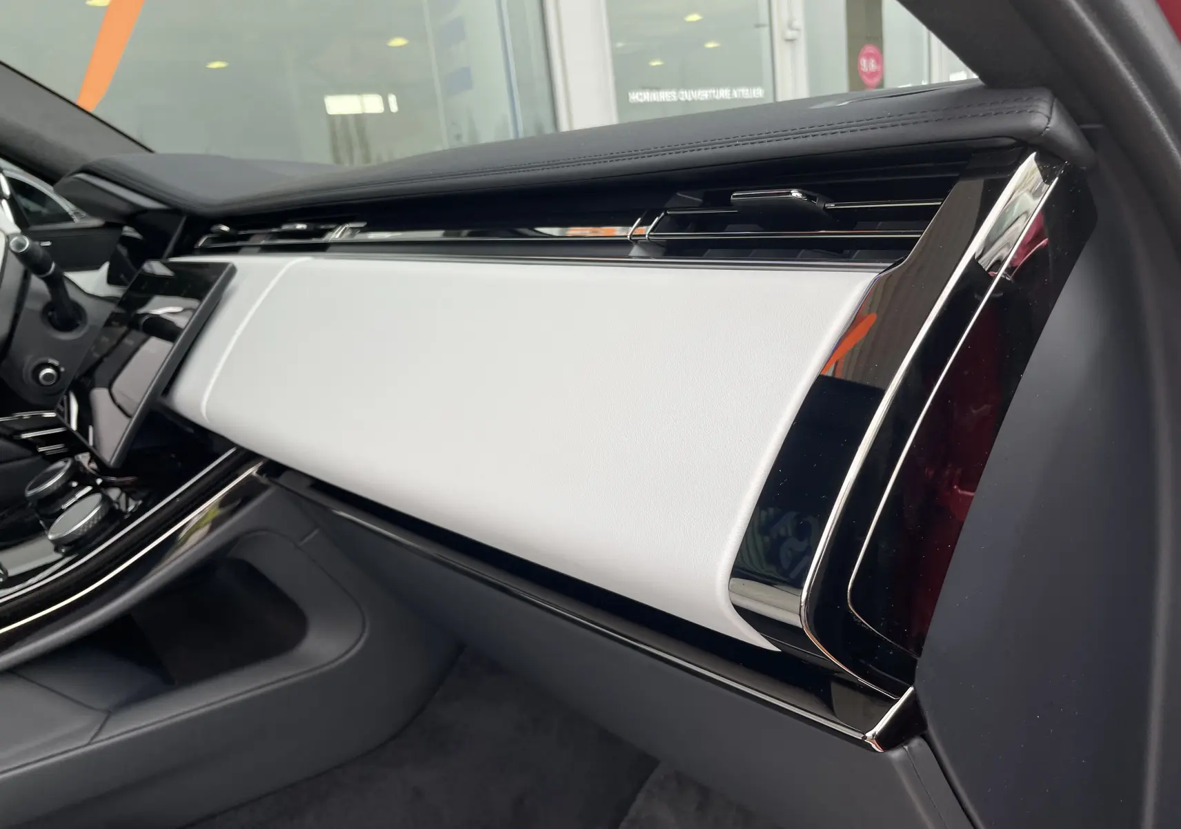 Tableau de bord clair et noir du Range Rover Sport P440 HSE R-Dynamic 2023, vue côté passager intérieur.