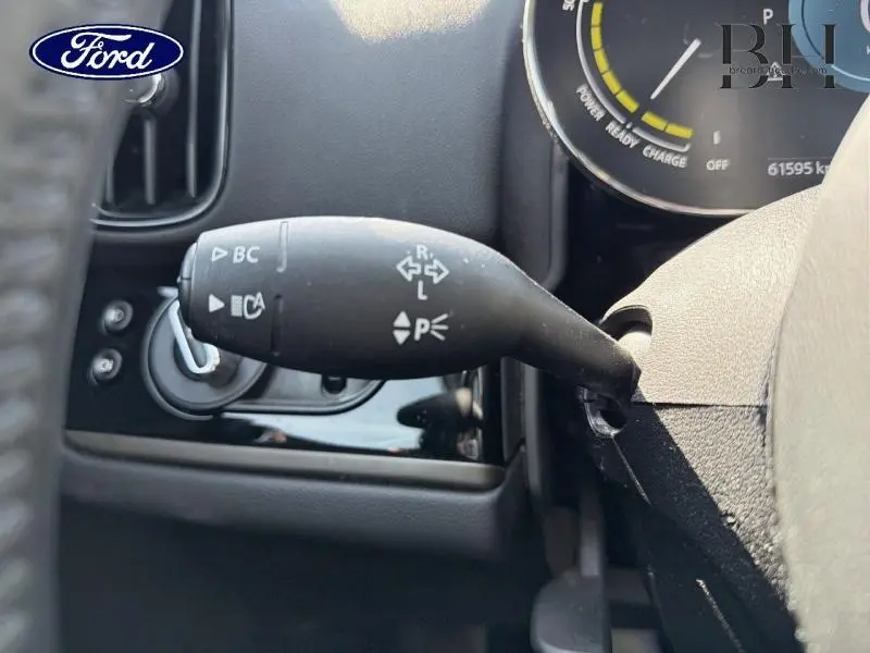 Gros plan sur la commande de clignotant côté gauche du tableau de bord d'une MINI Countryman Moonwalk Grey.