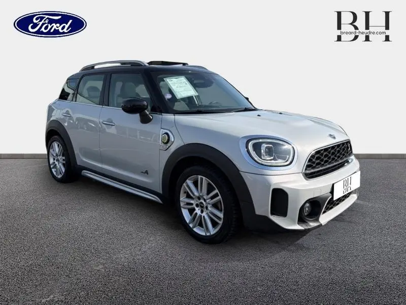 Vue 3/4 avant droit d'une MINI Countryman Cooper SE hybride rechargeable Moonwalk Grey avec toit noir et jantes alu.