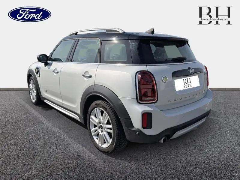 Vue 3/4 arrière droite d'une MINI Countryman Cooper SE Moonwalk Grey avec toit noir et jantes alu.