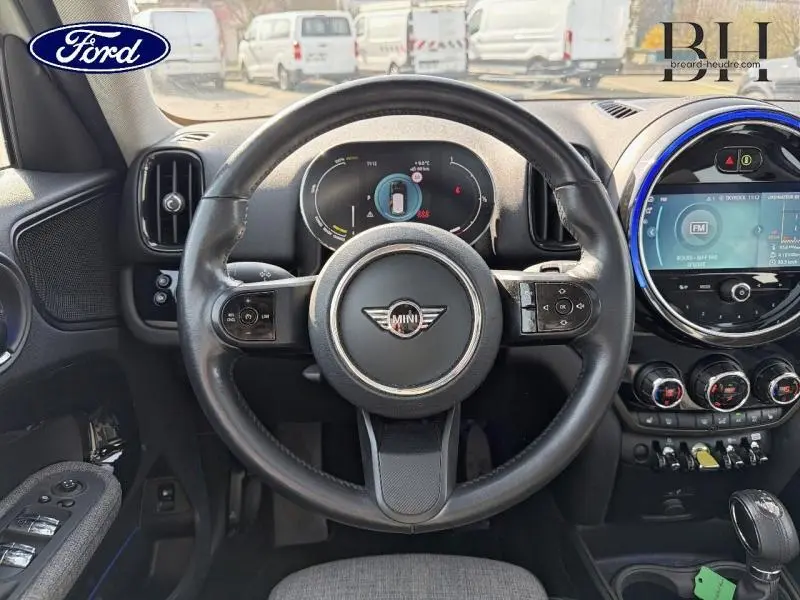 Vue intérieure centrée sur le volant cuir multifonction d'une MINI Countryman Moonwalk Grey avec tableau de bord numérique.