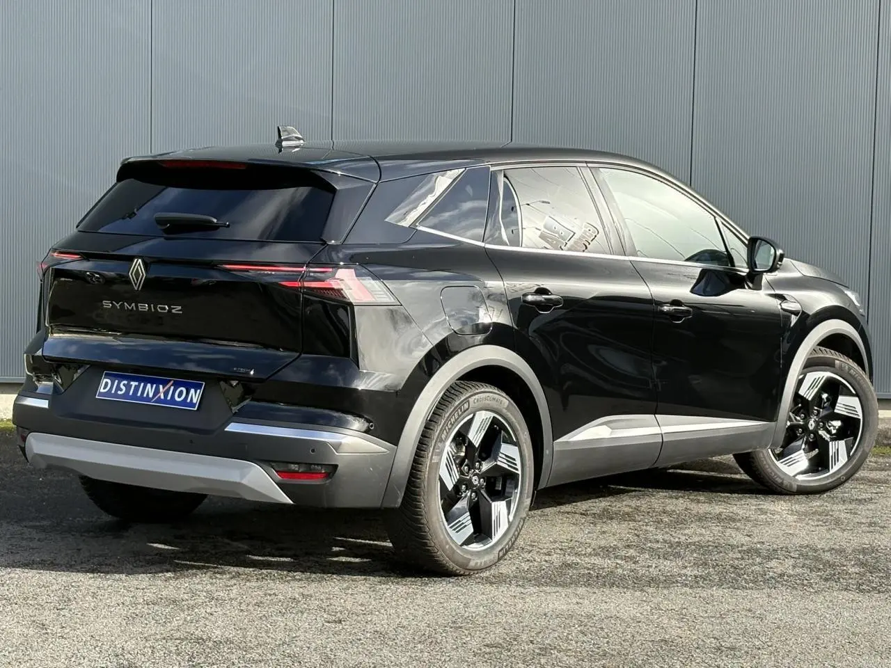 Renault SYMBIOZ noir étoilé, vue 3/4 arrière droit, jantes 18 pouces Gravity et hayon mains libres.