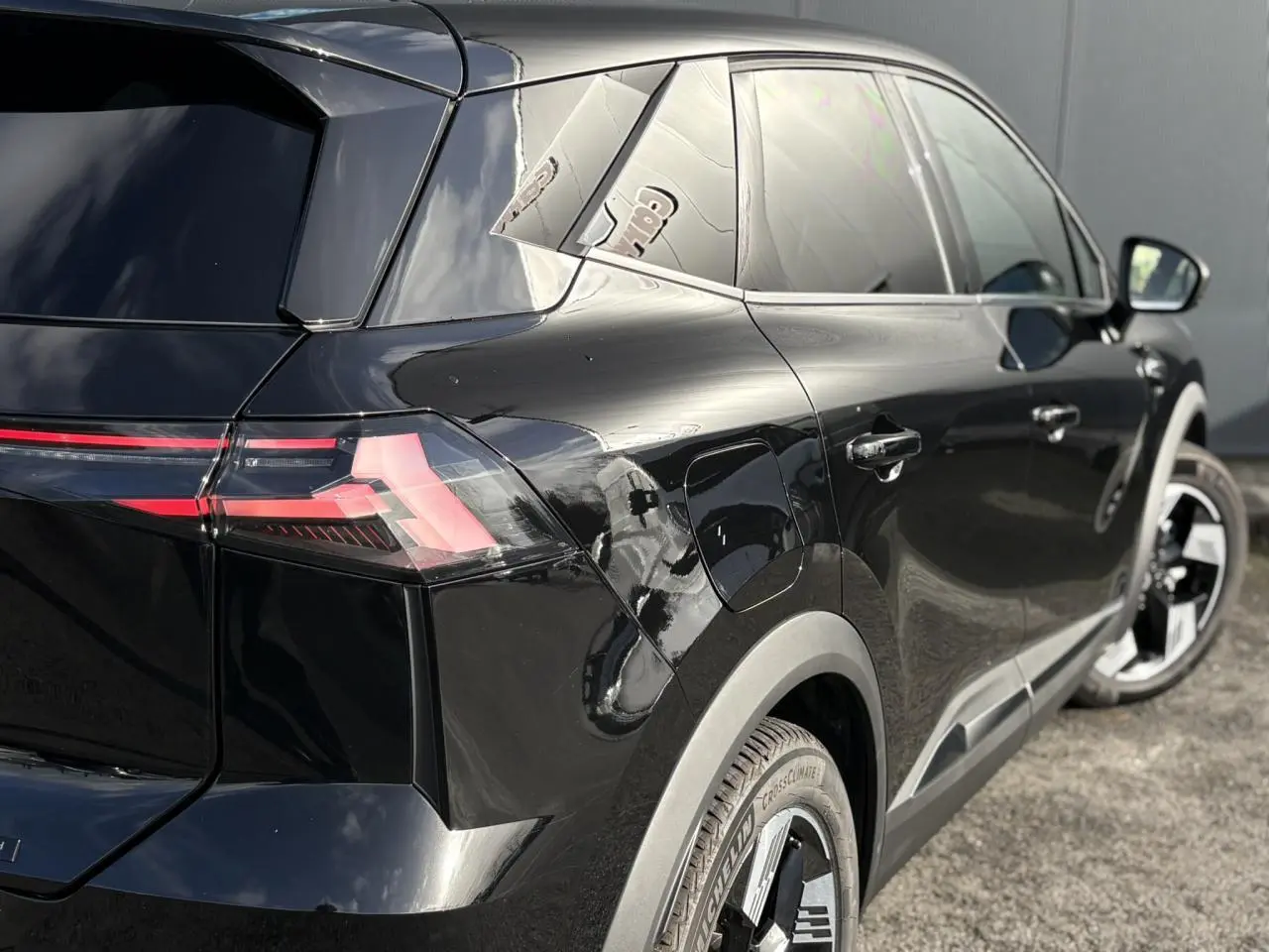 Vue 3/4 arrière droite de la Renault SYMBIOZ noire étoilée avec feux LED et jantes 18 pouces Gravity.