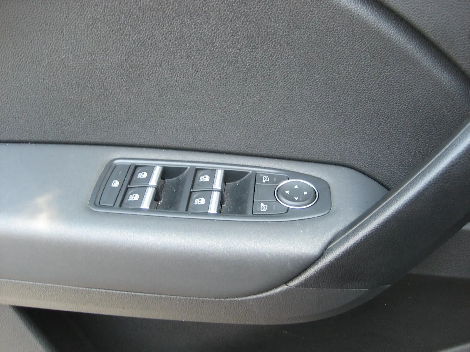 Panneau de commande des vitres électriques côté gauche intérieur d'une Renault Captur II bleu Iron, avec boutons de verrouillage et réglage des rétroviseurs.